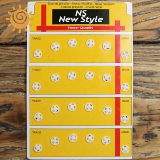 Кнопка пластмасова, білого кольору